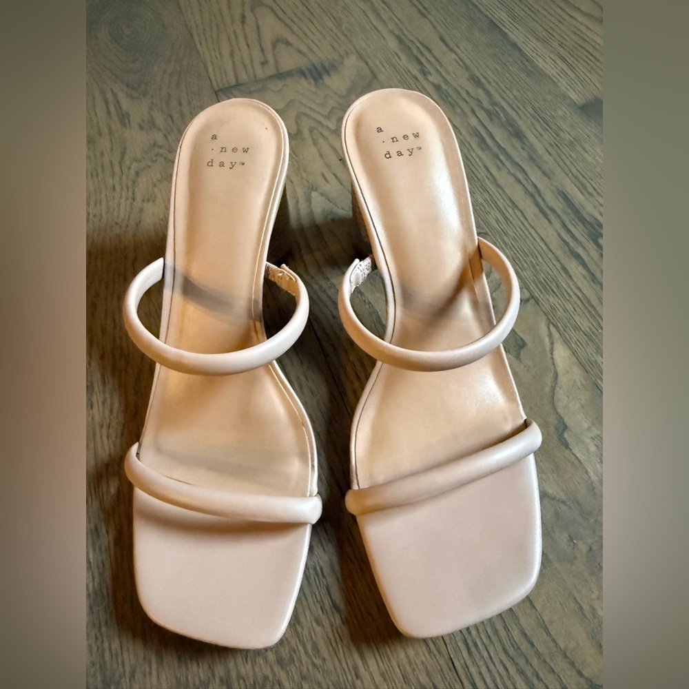A New Day Women's Tan Slide Sandals size 9 EUC